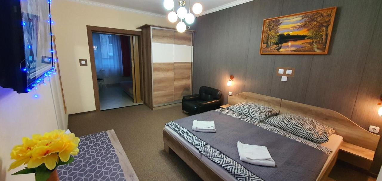 Szlavi Apartman Baja Buitenkant foto