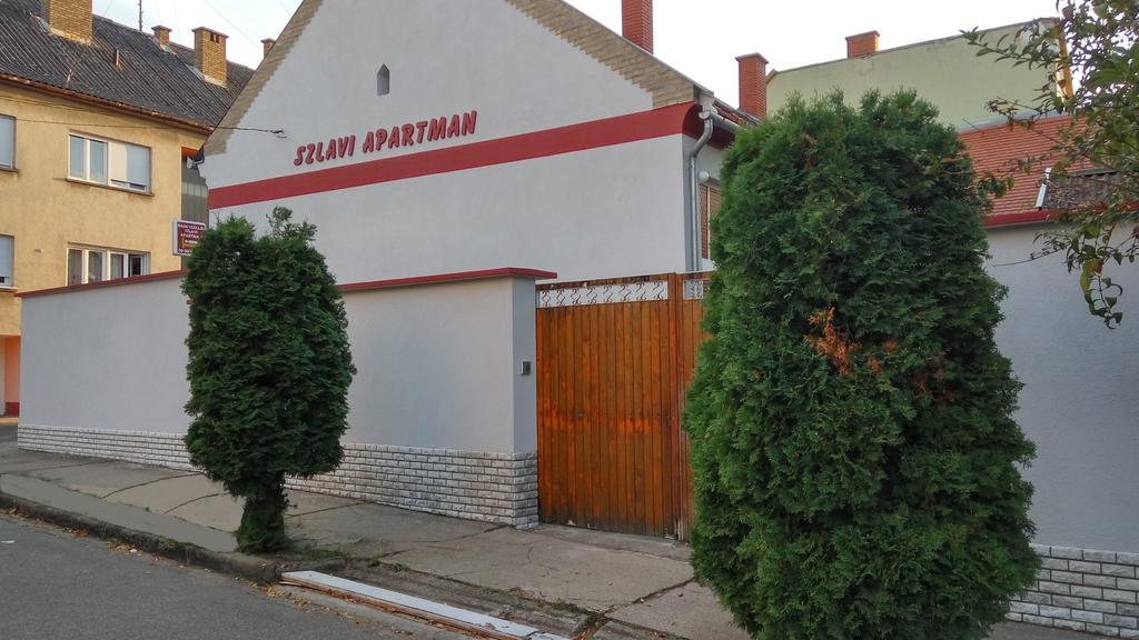 Szlavi Apartman Baja Buitenkant foto