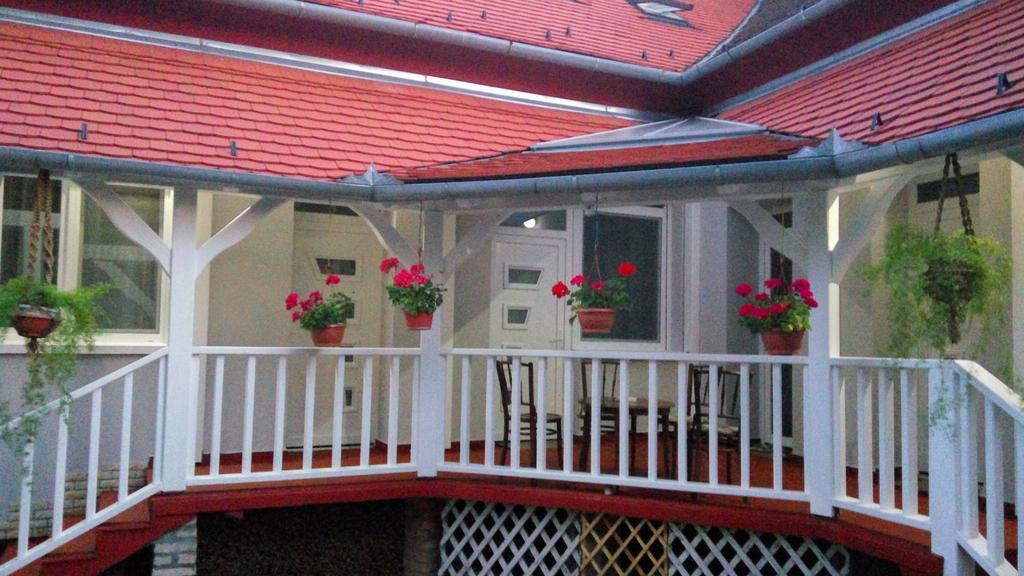 Szlavi Apartman Baja Buitenkant foto